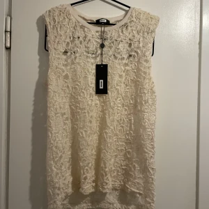 Oanvänd topp - Jättefin i cremebeige färg 
