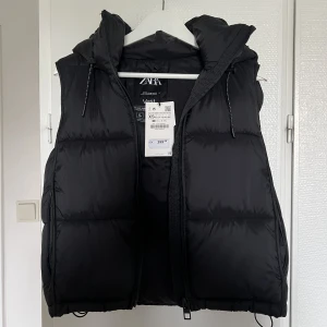 Väst  - Säljer denna superfina väst från Zara då den tyvärr aldrig kommit till användning pga för liten strl. Vid intresse eller frågor, skriv privat!💕💕