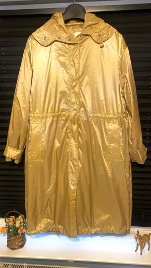 Guldfärgade regnkläder för damer - Guldfärgade dam-regnkläder, stilfulla och vattentäta.