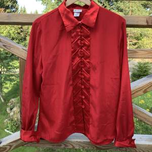 Rött kan va den finaste färgen? Fett fin skjorta/blus i siden! Aldrig använd av mig men köpt second hand 💥  Frakt tillkommer! 