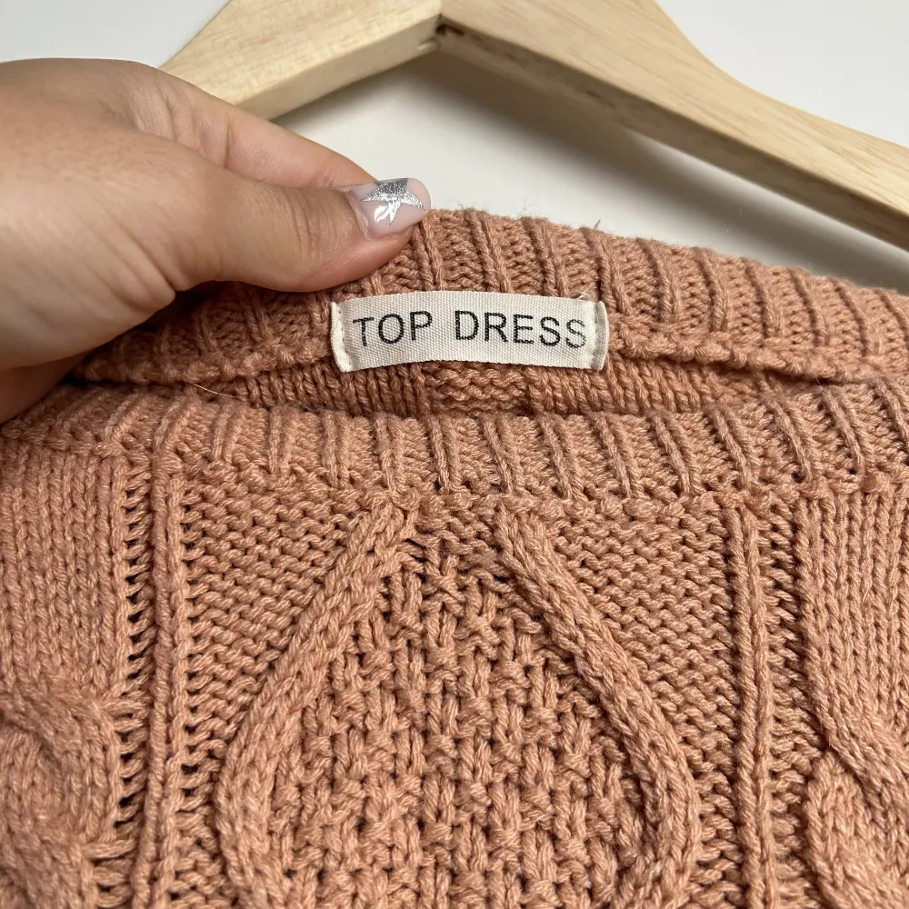 Söt stickad tröja från Topshop! Modellen är lite croppad och passformen är loosefit ✨färgen är aprikos . Tröjor & Koftor.
