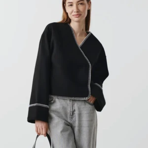 Jacka från Gina Tricot - Ny och oanvänd jacka från Gina Tricot. Varm så passar perfekt till hösten.   Frakt ingår