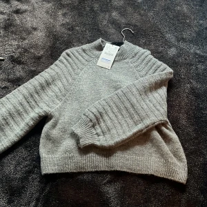 stickad tröja - super snygg stickad tröja inför hösten, helt ny med lappen kvar, sticks inte och är super mysig ❤️