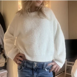 stickad tröja  - Säljer den super fina vita stickade tröjan som är köpt här på plick men som tyvärr inte passade mig, storlek M men skulle verkligen säga att de är en xs💞