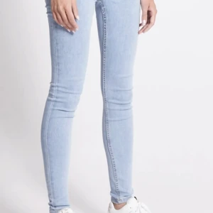Jeans  - Ljus blå jeans från lager 157 andvända fåtal gånger sitter fint på men är lite små på mig ❤️❤️