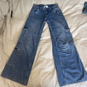 Low waist cargo jeans från Urban Outfitters, använda max 3 ggr✨strl 26/32. Midjemått: 35.5 cm rakt över. Innerbenslängd: 82.5 cm. Frakt tillkommer. Hör av dig om du har frågor eller är intresserad ✨