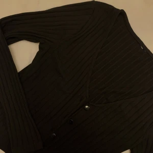 Svart ribbad kofta  - Jättesöt kofta som inte kommer till användning 💕 Storlek S men passar även M. Ribbad med knappar