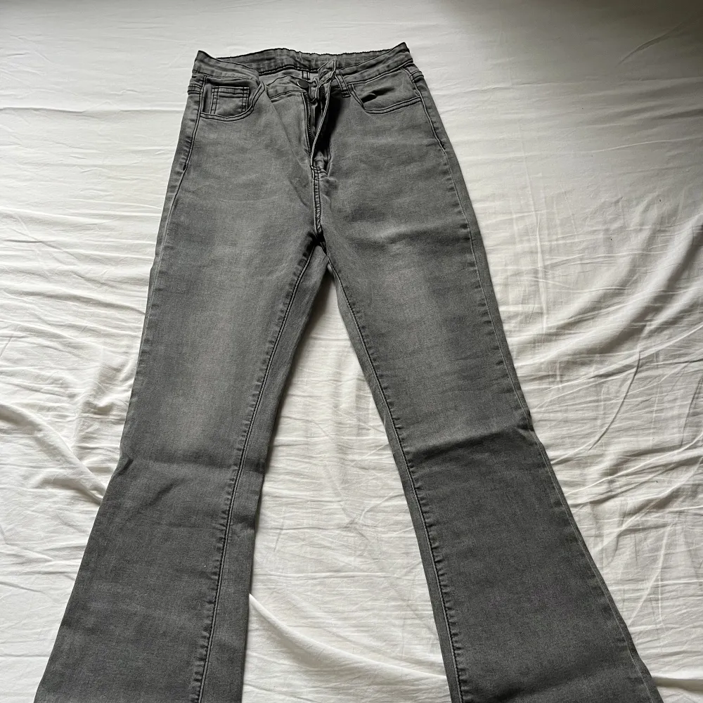 Oanvända jeans väldigt fina men jag fick i fel storlek . Jeans & Byxor.