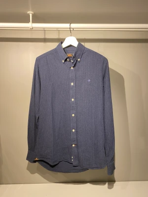 Morris Skjorta -  Trendig och snygg Morris skjorta. NYSKICK och endast använd EN GÅNG!! Skick: 10/10! Nypris 1300kr på Morris, mitt pris endast 399kr!  Kontakta vid minsta intresse