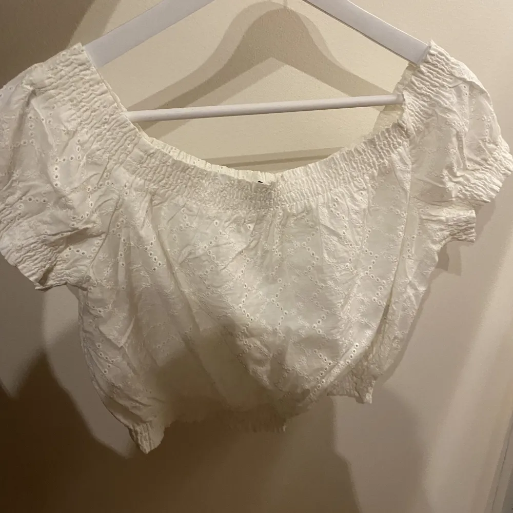 Topp från hm. Kan användas som off-shoulder. Använd en gång och priset går att diskuteras🙌. Yläosat.