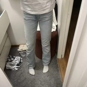 Säljer mina mid rise straight leg jeans från zara då dom är för små för mig. 
