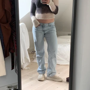 Arrow jeans - Jeans i modellen arrow från weekday! Kan mötas i Stockholm annars står köpare för frakt😊använda fåtal gånger så så gott som nya!