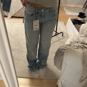 Jeans - Säljer dessa midwaist jeans från zara, helt oanvända och i nyskick, Nypris 359 kr 😊