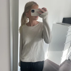Beige stickad tröja - Beige stickad tröja ifrån vero Moda!!
