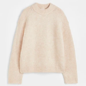   Stickad tröja  - Säljer nu denna fina stickad tröjan från Hm, sparsamt använd❣️