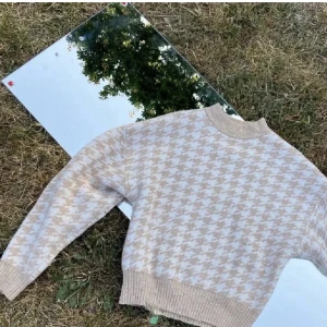 Stickad tröja - Säljer denna fina stickade tröjan som är hundtandsmönstrad. Stl S. Lånade bilder<3