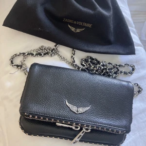 Zadig väska - Säljer min Zadig & Voltaire väska som är köpt har på plick, inga defekter förutom att silvret har försvunnit lite vid spännena, den är äkta, köp direkt för 1400