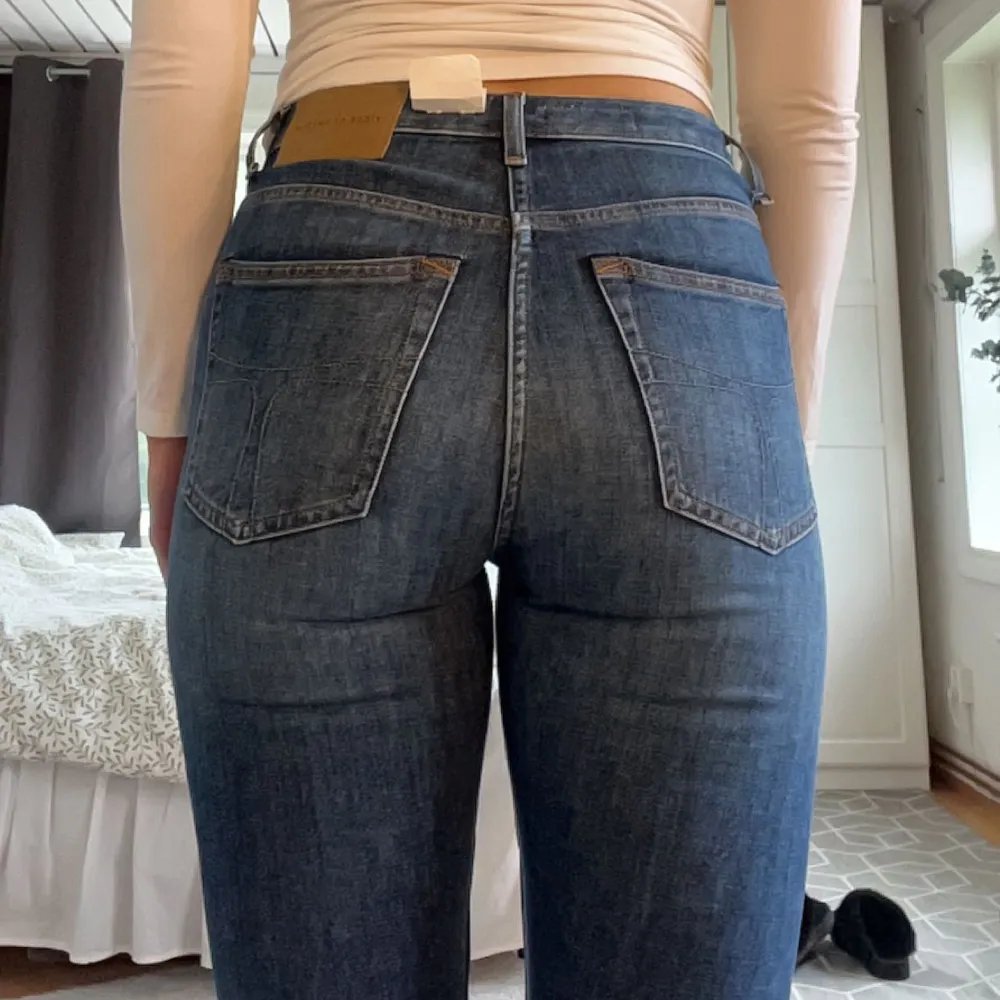 Säljer mina helt nya och endast provade tiger of sweden jeans. En av ugglorna till skärpet är sönder, därav sänkt pris. Dom är i storlek 28/34 men passar lika bra till en 35. Orginalpris - 1700kr🩷. Jeans & Byxor.