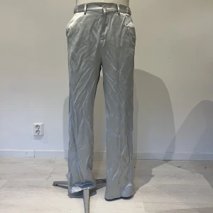 Weekday Satin Pants - Färg: Ljusblå