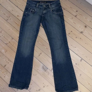 Lågmidjade jeans - Snygga lågmidjade jeans i perfekt rak utsvängd modell som sitter supersmickrande. Väldigt bra skick, bara lite slitna vid hälarna. Storlek w30l34 men de är ungefär som en M med långa ben. Skriv för mått/annan info och kolla in mina andra jeans❤️