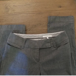 Lågmidjade gråa kostymbyxor  - De är raka/bootcut, finns fler bilder så skriv isåfall💗