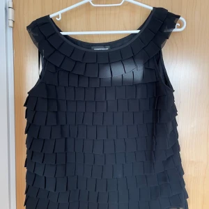 Linne strl 34 - Snyggt svart linne strl 34 (italiensk 38)! Aldrig använd och prislappen kvar. 95 kr + frakt☺️