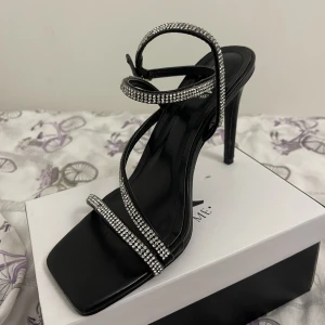 Klackskor  - Fina klackskor använd bara en gång (fel storlek på mig drf säljs den)