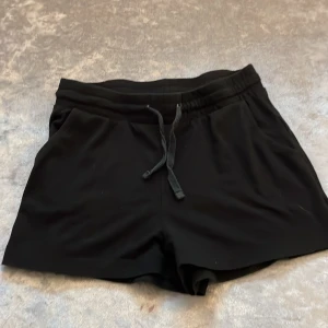 Shorts - Dem shortsen för små,fint skick!