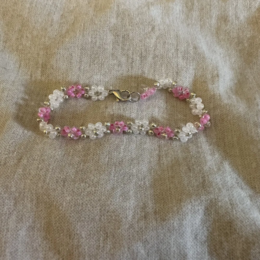 Vitt och rosa blom armband med spänne. Accessoarer.
