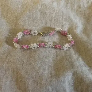Vitt och rosa blom armband med spänne