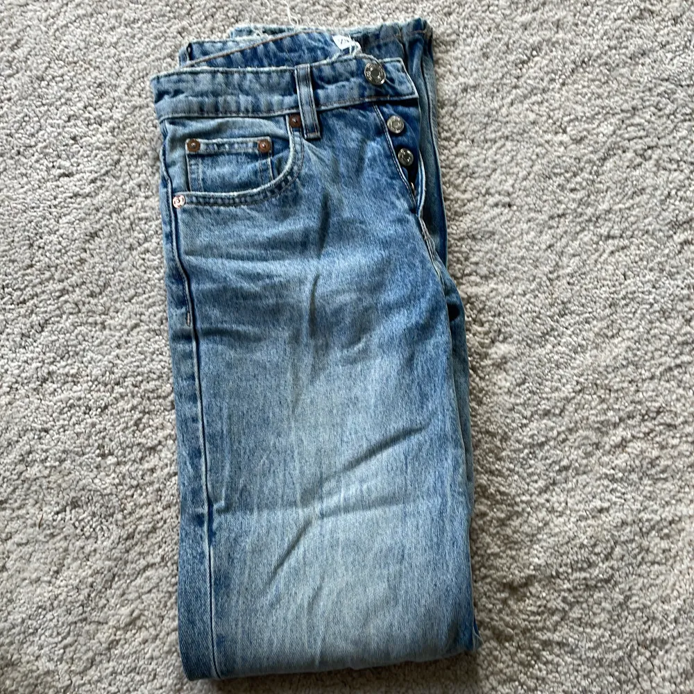 Säljer mina fina zara jeans som är mid - Rise. Nypris ca 400kr och säljs för 200. (Pris kan diskuteras) inga defekter o använda försiktigt. . Jeans & Byxor.