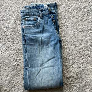 Säljer mina fina zara jeans som är mid - Rise. Nypris ca 400kr och säljs för 200. (Pris kan diskuteras) inga defekter o använda försiktigt. 
