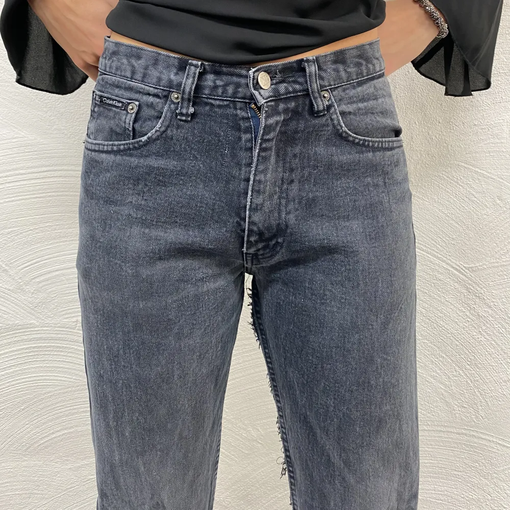 Mörkgråa Calvin Klein jeans W30, men är nog lite tightare än så egentligen och ungefär 30 i Length!. Jeans & Byxor.