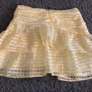 Kjol  - Gul kjol ifrån Gina i st44. Säljer för 240kr (gratis frakt)