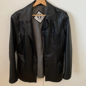 Läderjacka - En fin skinn/läderjacka ,aldrig använd helt i nyskick💕