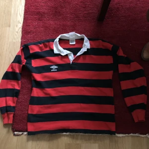 Umbrotröja - Lite croppad tröja från Umbro, jättebra skick 