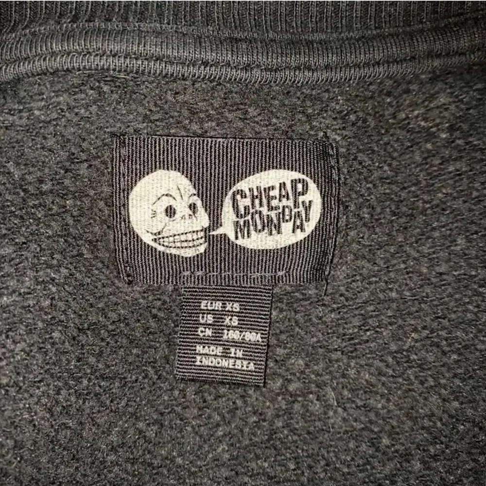 En svart sweatshirt från Cheap Monday i storlek XS, skulle dock säga att den passar XS-M beroende på hur man vill att den ska sitta 💕sparsamt använd . Tröjor & Koftor.