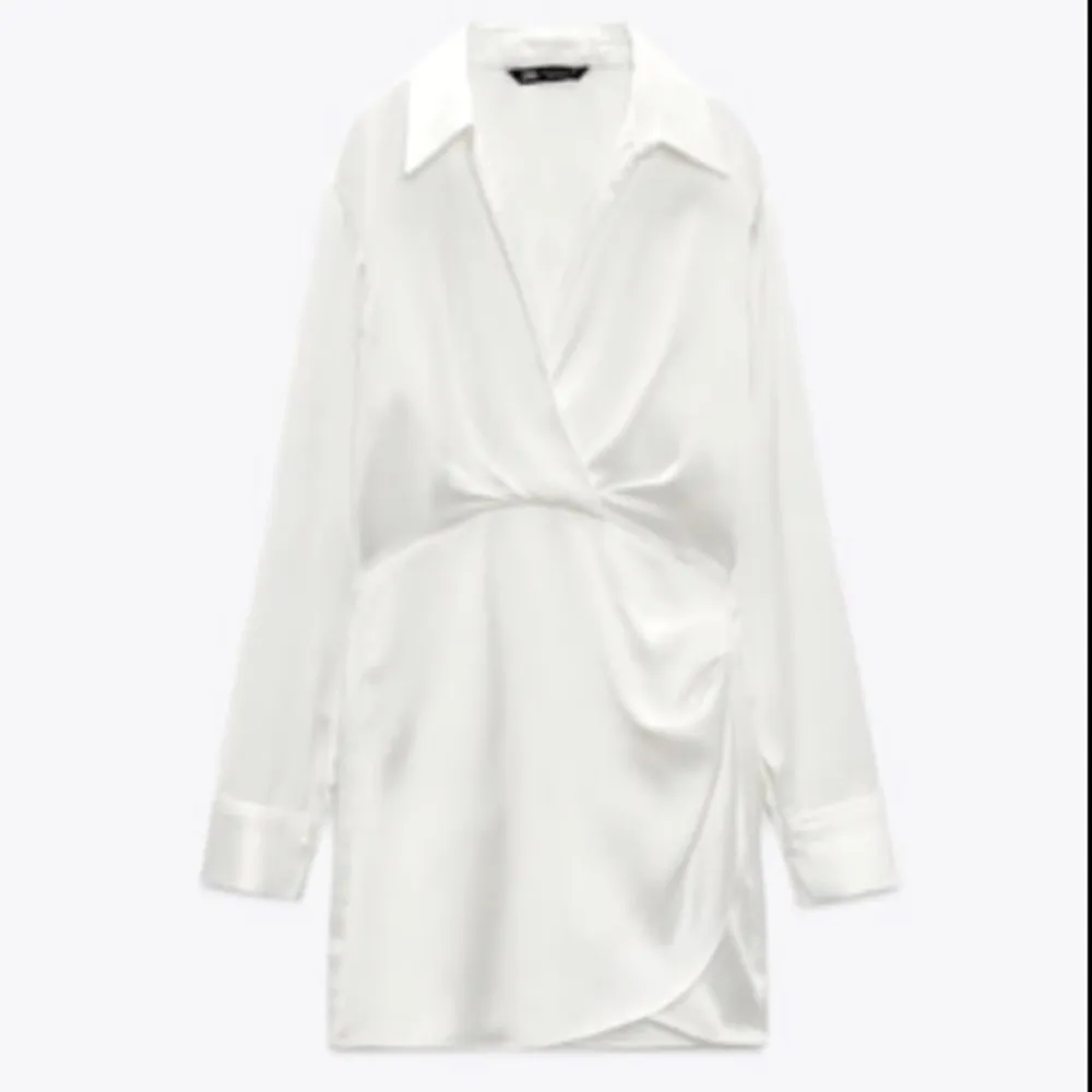 Säljer denna super fina klänning från Zara! Perfekt till fest, nyår eller kommande student/skolavslutning☺️ Nypris 399 kr. Klänningar.