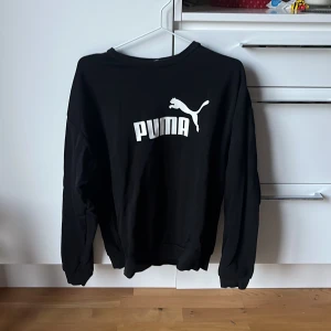 Puma tröja - Svart, puma collage tröja köpt secondhand. Storlek står ej, men skulle gissa ungefär M.