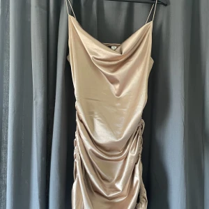 Guldig klänning - En skitsnygg klänning som knappt är använd.