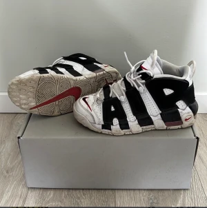 Nike air more uptempo 96 strlk 38 - Sjukt fina nike air more uptempo 96, i storlek 38. Köpta second hand men tyvärr något för små för mig som i vanliga fall har 38,5. Så dessa är en normal 38 skulle jag säga.  