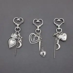 Handgjort nyckelringar. Material-zinklegeringar, rostfritt stål, hjärta-silver plated. 1st-60kr☆Längd:  6cm