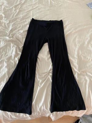 Byxor - Svarta vida byxor som jag helt ärligt inte ens visste att jag hade så säljer dom då jag inte använder😊