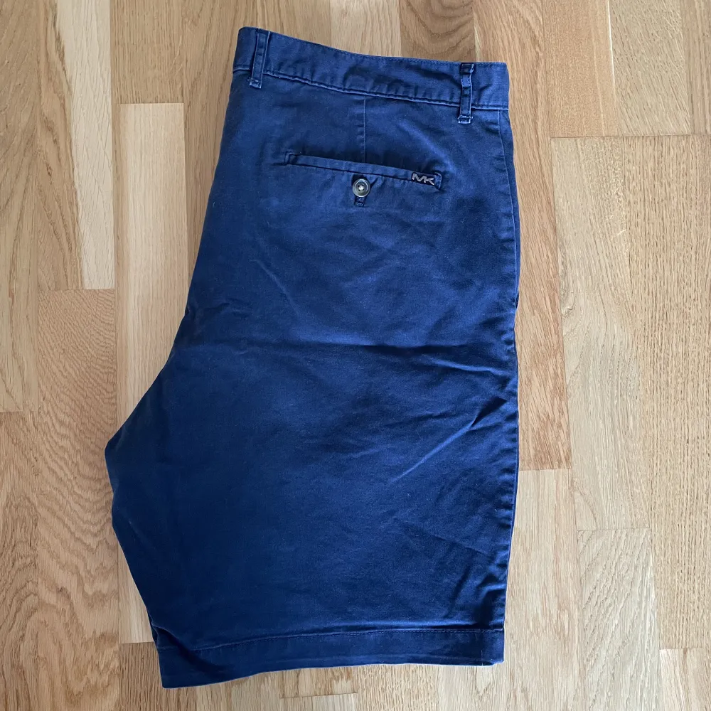 Michael Kors chinosshorts •Storlek 38 #herr  •Knappt använda shorts i nyskick •Butikpris: 1000 kr. Säljer för 430 kr •Tvättade 🚫Djurfritt och rökfritt hem 📍Kan mötes upp i Mölnlycke 📬Kan skickas mot fraktkostnad. Shorts.