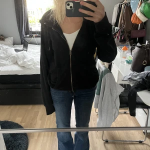 Svart zip hoodie  - En svart zip hoodie med guldig dragkedja 