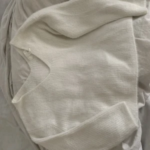 Stickad vit tröja - Jätte fin stickad tröja från hm som jag säljer då den är för liten på mig💞