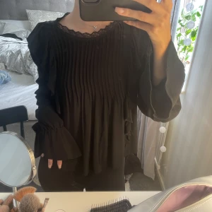Svart blus  - Jättefin svart blus från zara med söta detaljer. Som ny, använd endast en gång💕