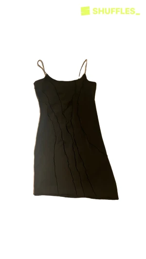 Svart klänning - Kort svart klänning med spaghettistraps, köpt på Humana och endast provad av mig, i mycket bra skick! Skulle gissa på storlek S