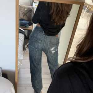 Lågmidjade vintage jeans  - Super snygga vintage jeans som tyvärr inte kommer till användning! Det finns några trådar inne i byxorna men det går att klippa bort, syns dock inte när man ha på sig byxorna.