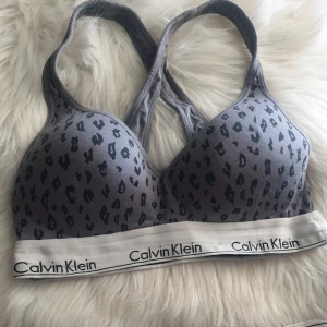 Calvin klein bh och trosa - Skönaste underkläderna. Bhn är lite push upad. Använt några gånger men säljer för det inte blir av att använda. Storlek M på båda delarna🌸